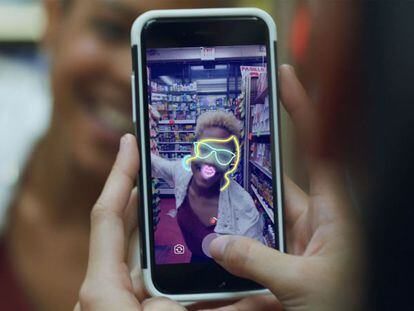 Facebook copia de nuevo a Snapchat con nuevos filtros y animaciones para su cámara