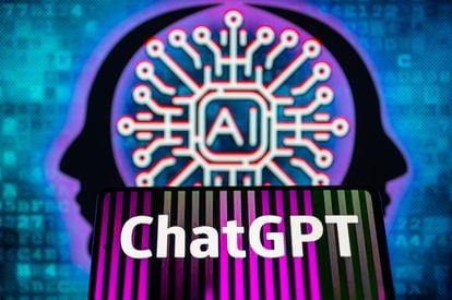 ChatGPT en una pantalla de móvil, con cerebro de IA al fondo.