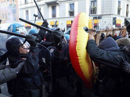 La polic&iacute;a se enfrenta a Mil&aacute;n a un grupo de estudiantes que se manifestaban contra el partido fascista CasaPound. 