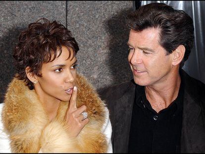 Los actores Pierce Brosnan y Halle Berry en la celebración de los 40 años de James Bond en Nueva York en 2002.