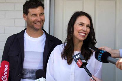 Jacinda Ardern y su pareja, Clarke Gayford, durante la rueda de prensa a las puertas de su casa en Auckland.