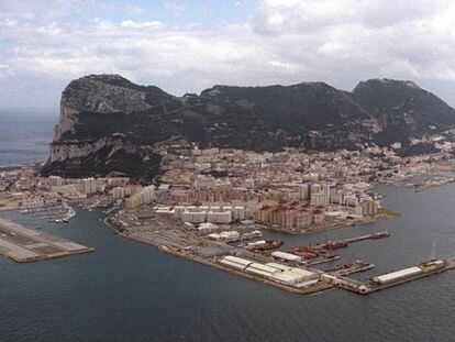 El aeropuerto y el puerto marítimo ubicados frente al Peñón de Gibraltar.