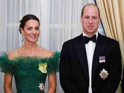 Kate Middleton y Guillermo de Inglaterra en la cena de gala celebrada en su honor en Kingston, Jamaica, el 23 de marzo de 2022.