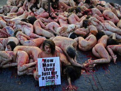 Activistas de Anima Naturalis durante la protesta contra la industria peletera.