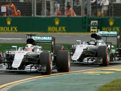 Hamilton y Rosberg, durante la clasificaci&oacute;n. 