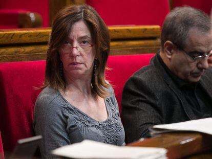 Montserrat Capdevila, en su escaño del Parlament, junto a Celestino Corbacho.