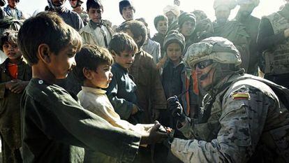 Un militar espa&ntilde;ol, con unos ni&ntilde;os afganos en 2012. 