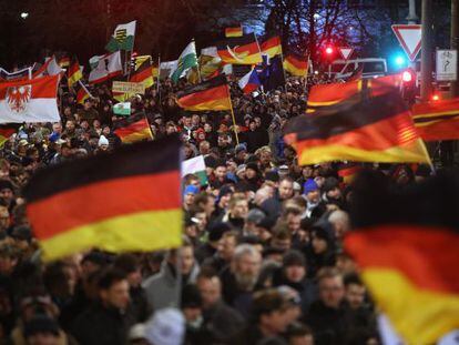 Simpatizantes de Pegida marchan contra los ataques terroristas de París, este lunes en la ciudad alemana de Dresde.