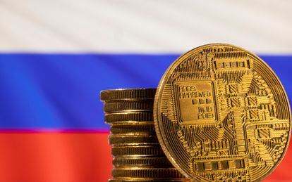 Monedas de Coinbase frente a la bandera de Rusia.