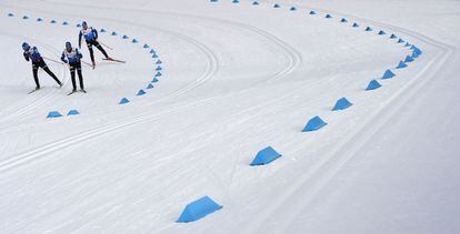 Algunos atletas practican en la pista de competición de cross country de los Campeonatos Nacionales de esquí nórdico FIS 2017, en Lahti (Finlandia).