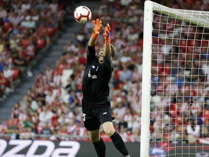 Unai Simón atrapa el balón en su debut ante el Leganés. 