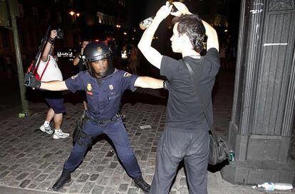 Un policía carga en la protesta de los detractores de la visita del Papa y de la participación estatal en el evento.