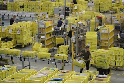 Imagen de un centro logístico de Amazon en Reino Unido.