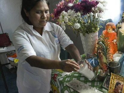 Una partera de Chiapas frente a un altar religioso aborto en México