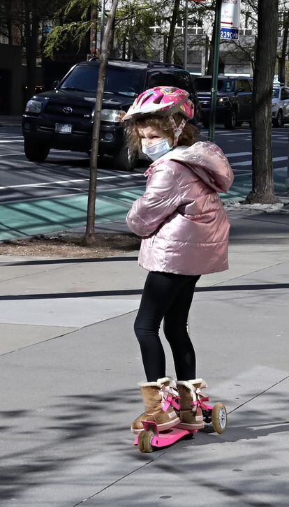 Una niña con mascarilla y casco, el lunes, en Nueva York.