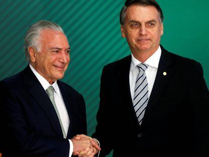 El presidente de Brasil, Michel Temer, junto al presidente electo, Jair Bolsonaro, en Brasilia el 7 de noviembre. 