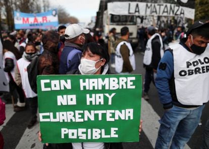 Una manifestante sostiene un cartel durante una protesta para exigir mejores salarios en Argentina, el 18 de junio.