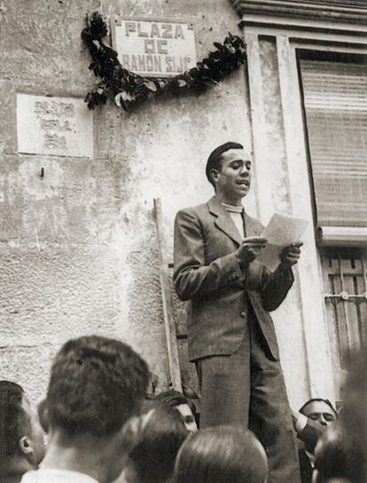 Ramón Sijé fue una de las personas que más influyeron y ayudaron a Miguel Hernández. El poeta pronuncia un discurso en la plaza que le dedicaron