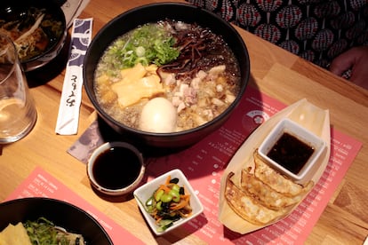 Toributa menu with chicken and pork ramen, dumplings and a small appetizer in Yokaloka, Madrid.