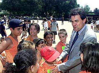 El <i>conseller en cap,</i> Artur Mas, ayer en un encuentro de <i>casals d'estiu</i> en Barcelona.