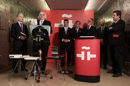 De izquierda a derecha: Jorge Maronna, Carlos López Puccio, Horacio 'Tato' Turano, Roberto Antier, Martín O'Connor y Tomás Mayer-Wolf, junto a Luis García Montero, hoy en el Instituto Cervantes.