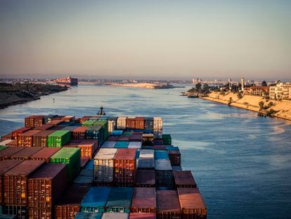 Un barco con contenedores cruza el canal de Suez.