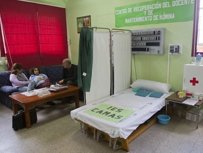 Los docentes del instituto Camas, de la localidad homónima de Sevilla, han instalado un “hospital de campaña” en su sala de profesores.