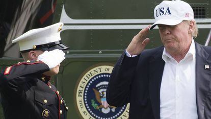 Donald Trump, este domingo, desciende del 'Marine One' tras aterrizar en la Casa Blanca.