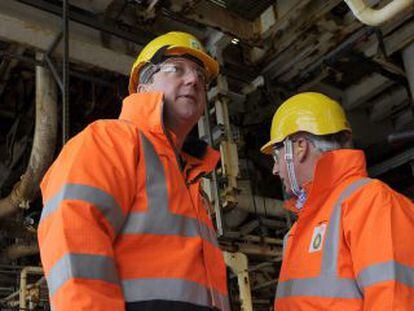 El primer ministro brit&aacute;nico, David Cameron (i), conversa un empleado durante su visita a la plataforma de BP en el mar del Norte, a alrededor de 160 kil&oacute;metros al este de Aberdeen (Escocia).