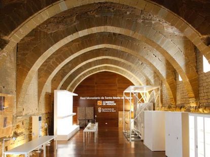 El antiguo dormitorio del monasterio de Sijena (Huesca), poco antes de la apertura al público para exhibir las obras retronadas desde Cataluña, la venta de las cuales acaba de anular el Supremo.