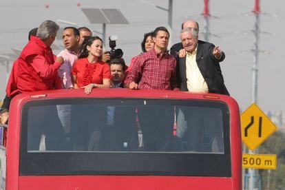 Alejandra del Moral, de rojo, junto a Enrique Peña Nieto durante la inauguración de una carretera en Cuautitlán Izcalli, en 2010.