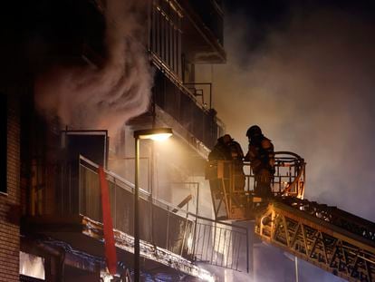 Un grupo de bomberos, durante el incendio en un edificio de la calle Goya de Valladolid, este martes.