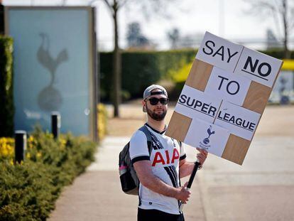 Un seguidor del Tottenham protesta contra la Superliga.