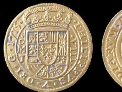 Una de las monedas del tesoro espa&ntilde;ol hallado frente a las costas de Florida. 
 