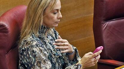 Sonia Castedo, en el último pleno de las Cortes, pendiente del teléfono.