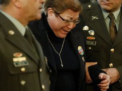 La madre del mayor Elkin Hernández, asesinado por las FARC, Magdalena Rivas, asiste a las honras fúnebres de su hijo.