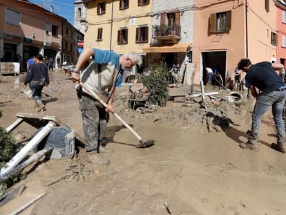 Vecinos de la localidad italiana de Cantiano, en la región de Las Marcas, en el centro de Italia, se afanaban este viernes en limpiar las calles de barro.
