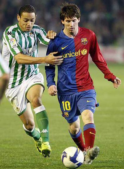 Oliveira trata de interceptar a Messi.