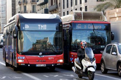 Imagen de archivo de dos autobuses de TMB dirigiéndose a cocheras.