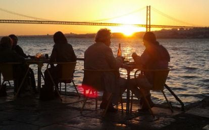 Vistas al puente 25 de Abril desde la terraza del restaurante Ponto Final, en Cacilhas, en la orilla opuesta a Lisboa.