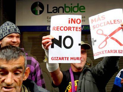 Un hombre protesta el pasado mes de marzo en Bilbao contra los recortes sociales.
