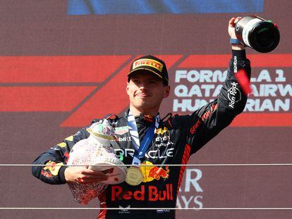 Max Verstappen en el podio del GP de Hungría tras ganar la carrera.