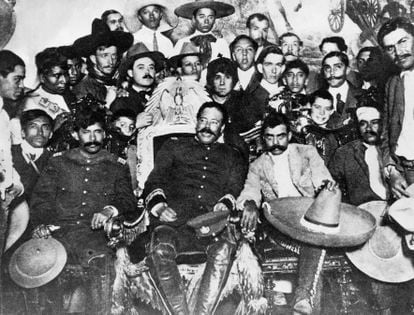 Pancho Villa y Emiliano Zapata en el Palacio Presidencial de México en 1914.
