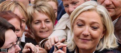 La presidenta del Frente Nacional, Marine Le Pen, firma aut&oacute;grafos en Brachay, en la regi&oacute;n de Champa&ntilde;a.