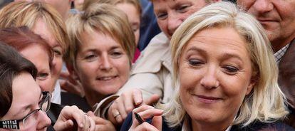 La presidenta del Frente Nacional, Marine Le Pen, firma autógrafos en Brachay, en la región de Champaña.