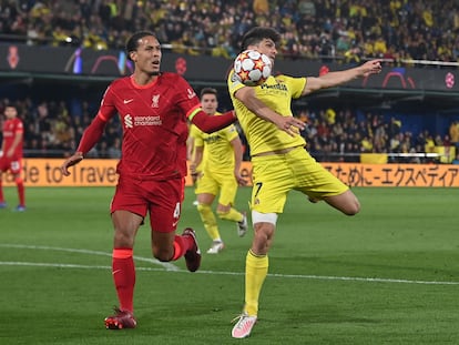 Gerard Moreno controla un balón ante Van Dijk.