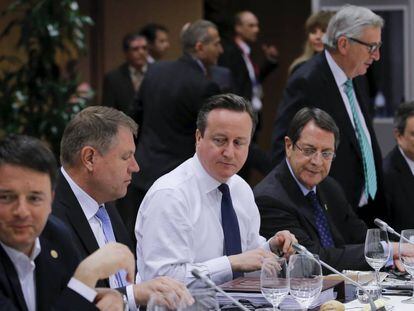 Matteo Renzi, en primer t&eacute;rmino; David Cameron, en el centro; al fondo, Jean Claude Juncker y Mario Draghi 