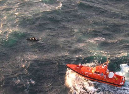 Una embarcación de rescate de Salvamento Marítimo en una de sus intervenciones.