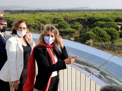 La vicepresidenta Yolanda Díaz y los alcaldes de Barcelona y de El Prat, Ada Colau y Lluis Mijoler, esta mañana en la laguna de la Ricarda.