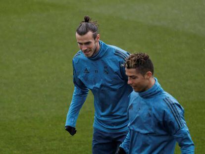 Bale y Cristiano, durante la práctica del Madrid.